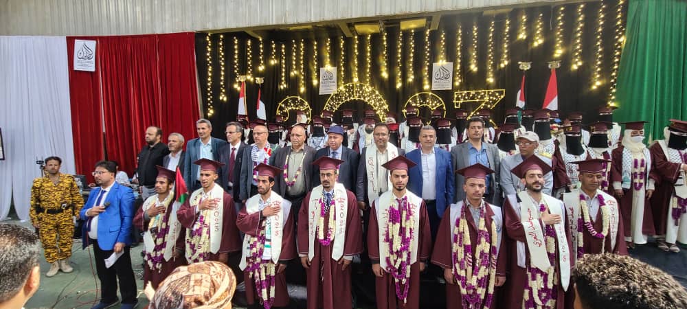 رئيس الجامعة يحضر حفل تخرج دفعة 